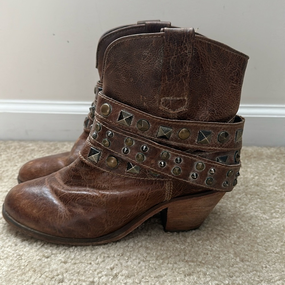 Circle G women’s studded strap ankle boots